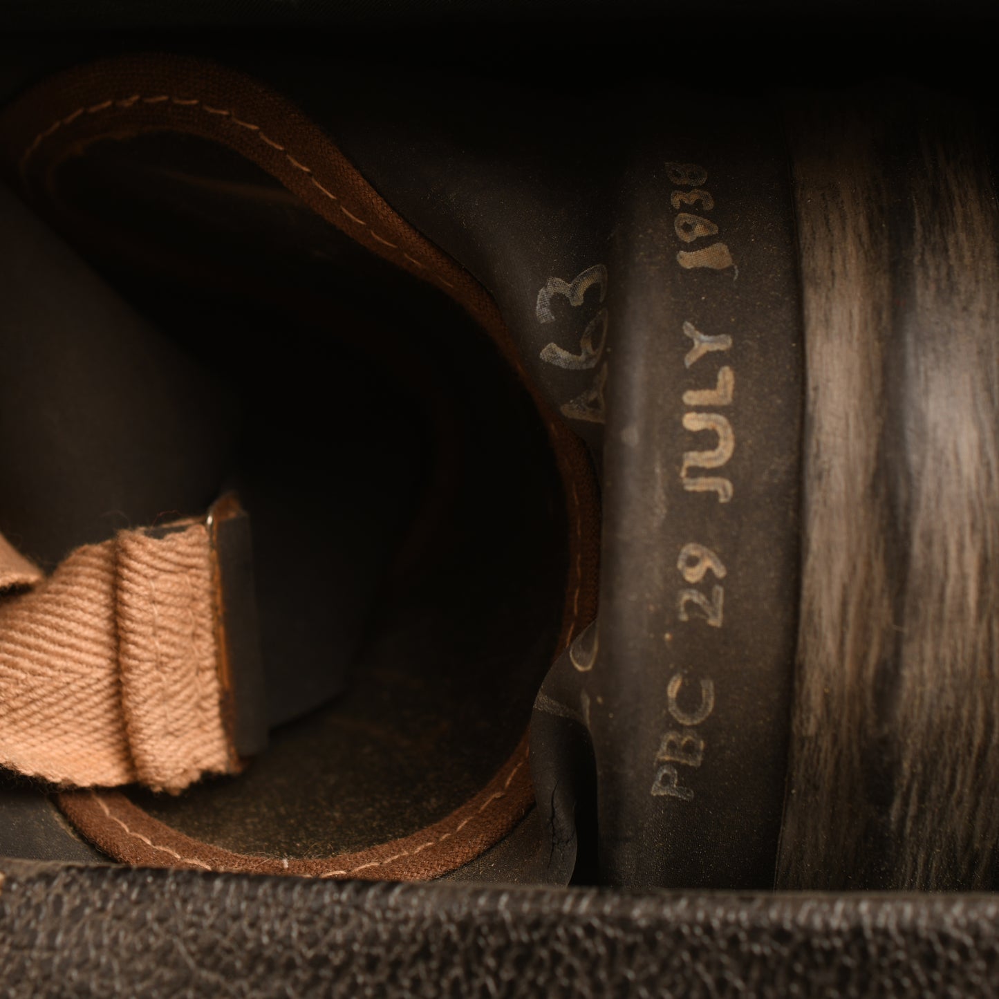 BRITISH WWII LADIES HANDBAG DISGUISED AS A GAS MASK HOLDER
