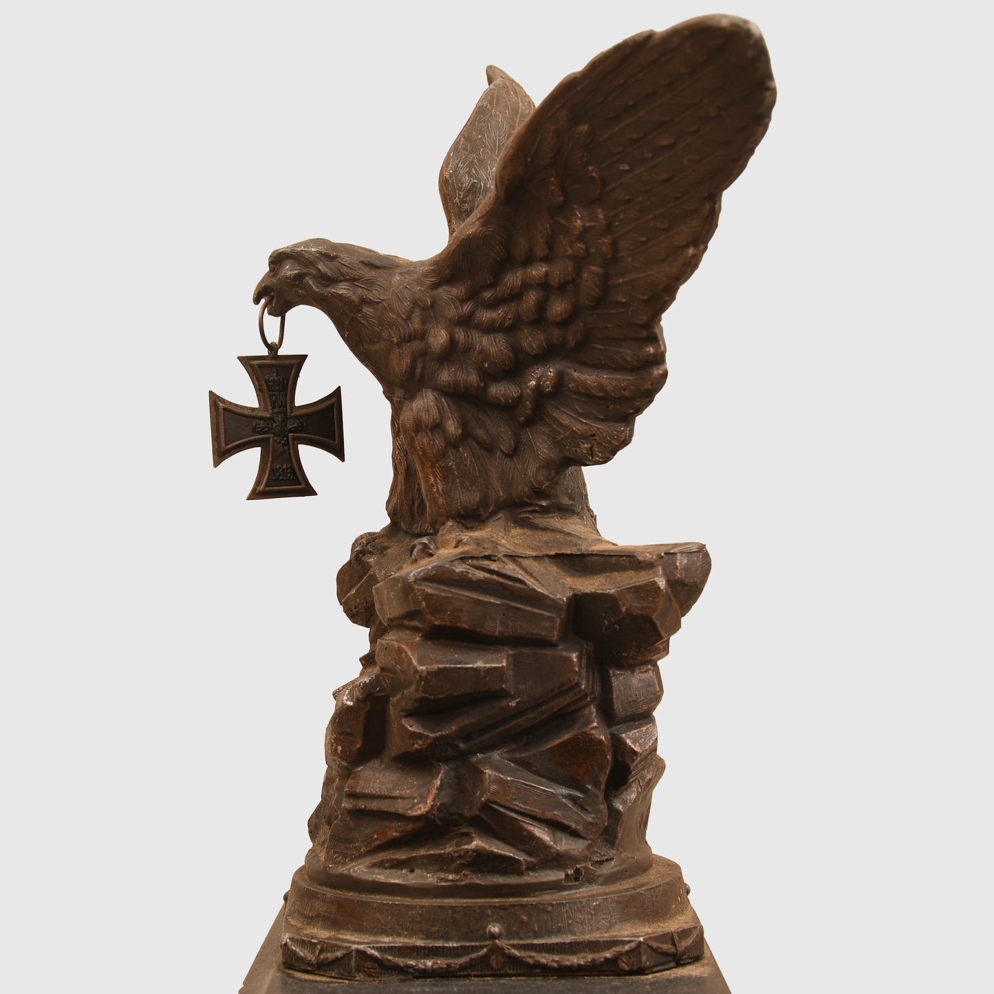 GERMAN WWI EAGLE ON A ROCK WITH IRON CROSS IN ITS BEAK CLOCK