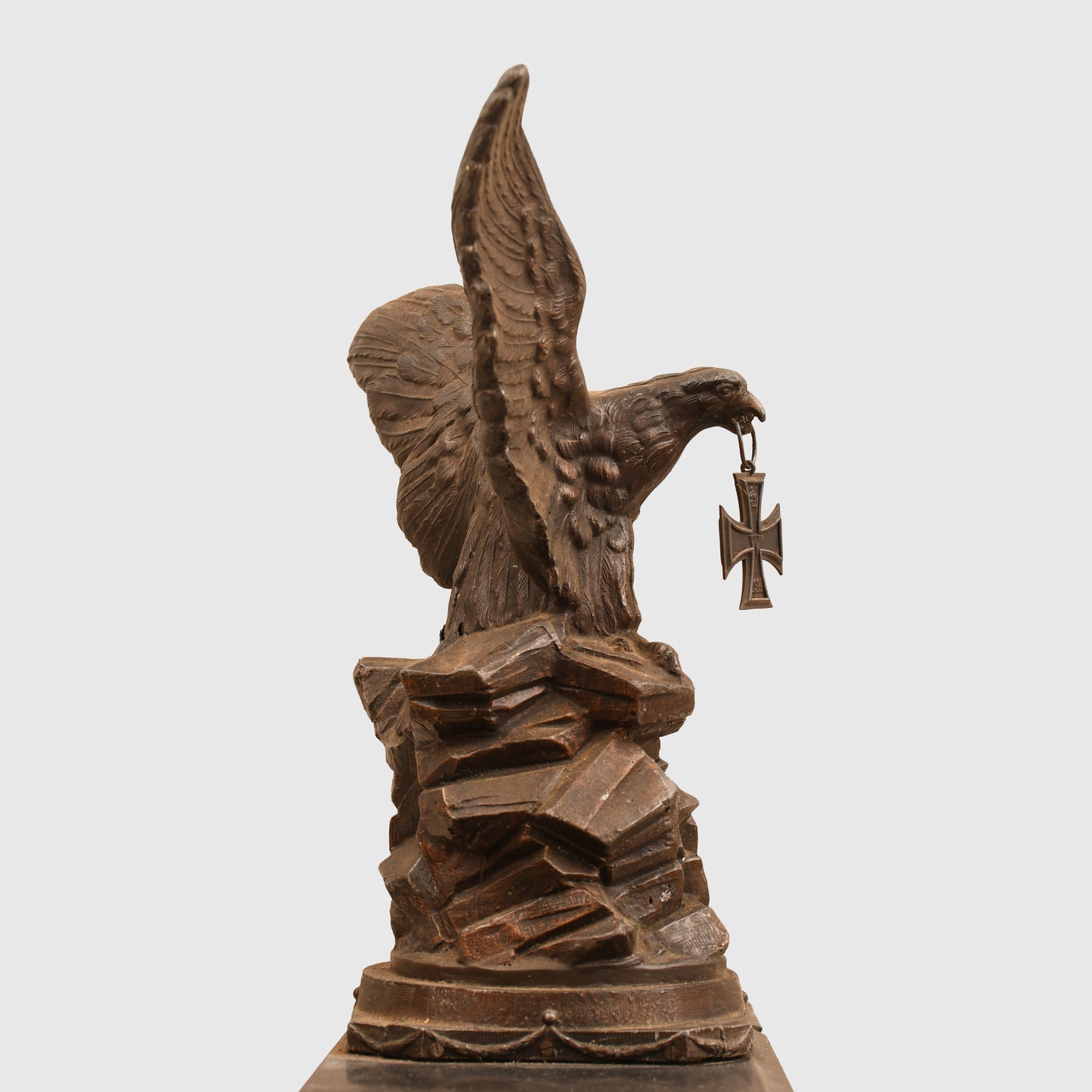 GERMAN WWI EAGLE ON A ROCK WITH IRON CROSS IN ITS BEAK CLOCK