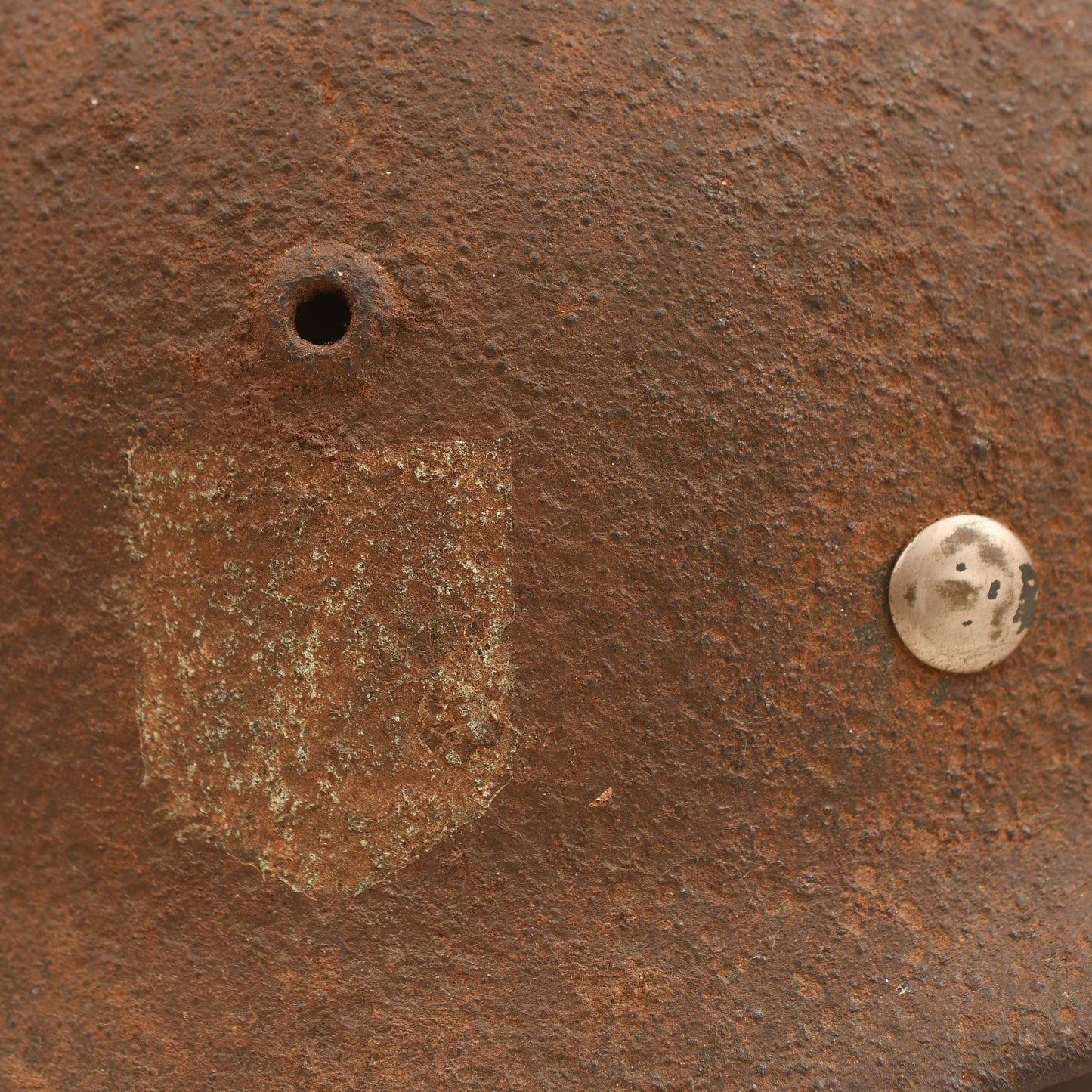 GERMAN WWII RELIC DOUBLE DECAL M35 SS HELMET AND RELIC BUCKLE