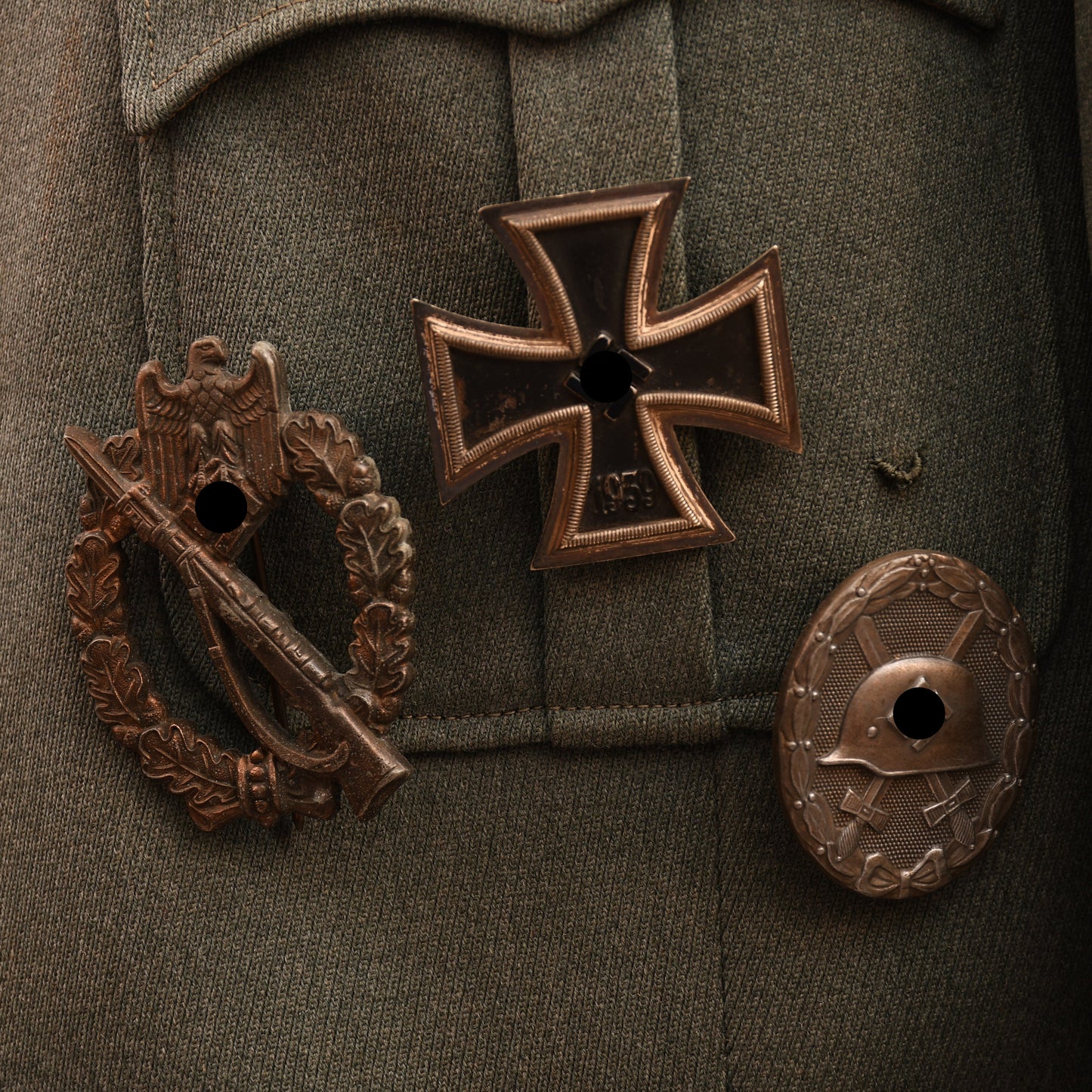 GERMAN WWII COMPLETE INFANTRY HAUPTMANN’S COMBAT TUNIC AND VISOR CAP WITH MEDALS ATTACHED AND BELT