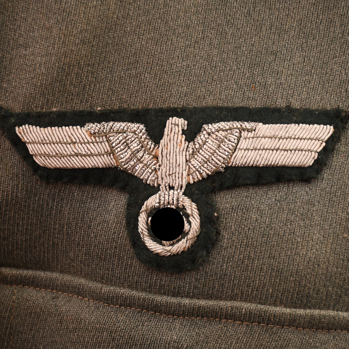 GERMAN WWII COMPLETE INFANTRY HAUPTMANN’S COMBAT TUNIC AND VISOR CAP WITH MEDALS ATTACHED AND BELT