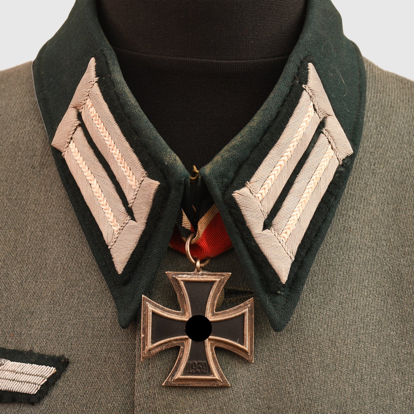 GERMAN WWII COMPLETE INFANTRY HAUPTMANN’S COMBAT TUNIC AND VISOR CAP WITH MEDALS ATTACHED AND BELT