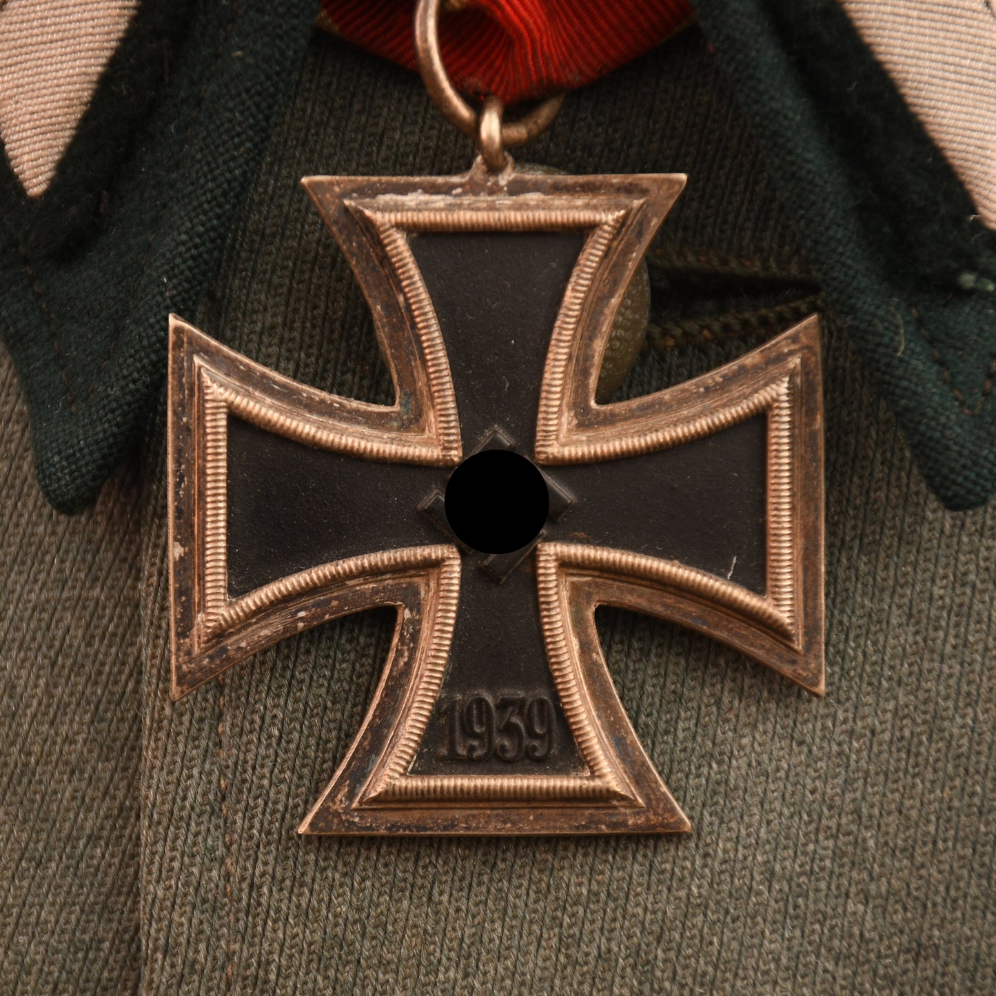 GERMAN WWII COMPLETE INFANTRY HAUPTMANN’S COMBAT TUNIC AND VISOR CAP WITH MEDALS ATTACHED AND BELT