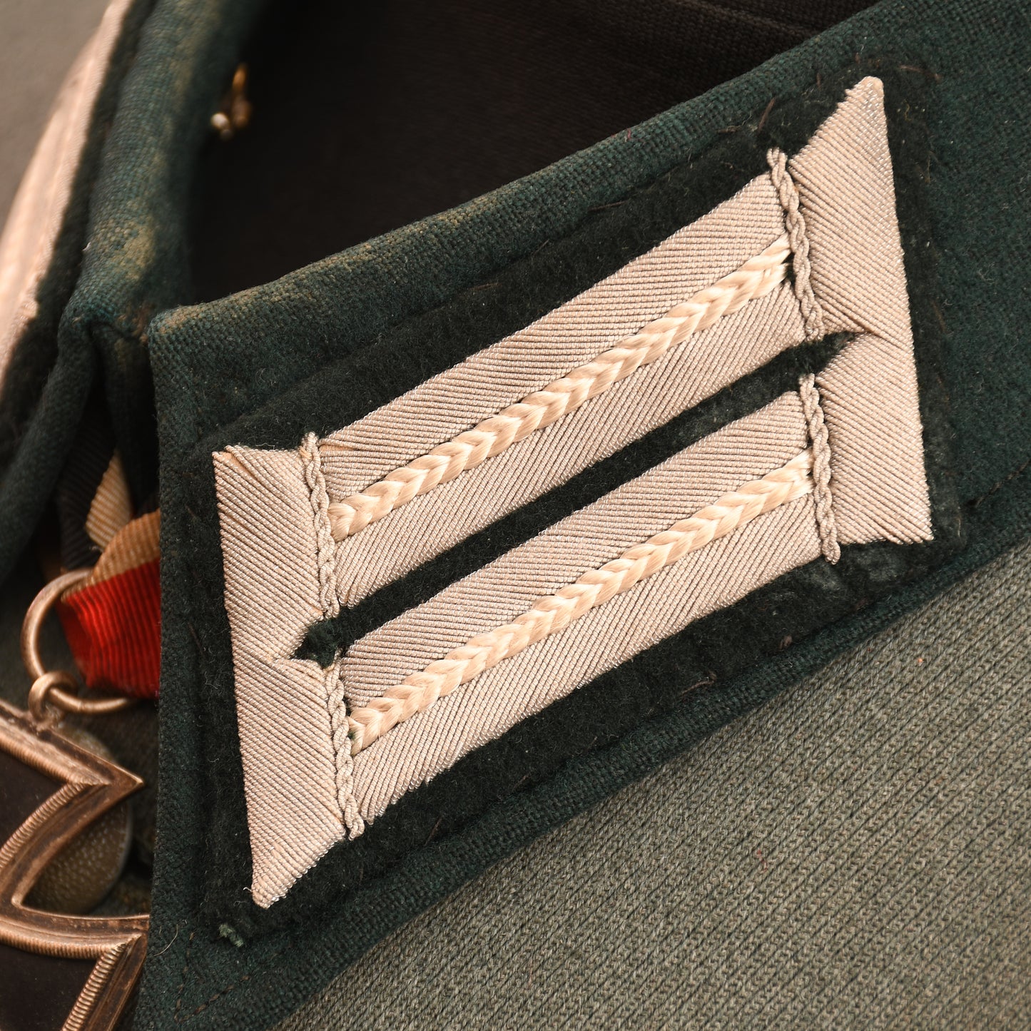 GERMAN WWII COMPLETE INFANTRY HAUPTMANN’S COMBAT TUNIC AND VISOR CAP WITH MEDALS ATTACHED AND BELT