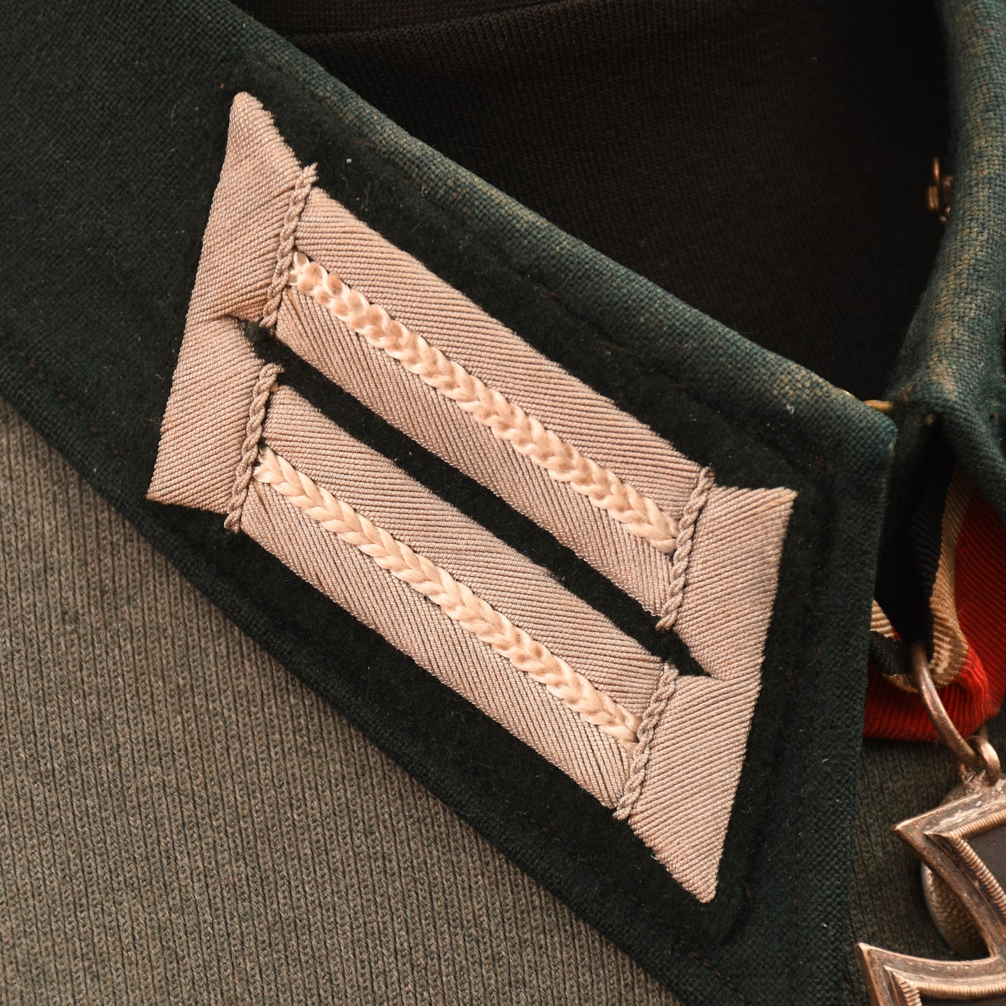 GERMAN WWII COMPLETE INFANTRY HAUPTMANN’S COMBAT TUNIC AND VISOR CAP WITH MEDALS ATTACHED AND BELT
