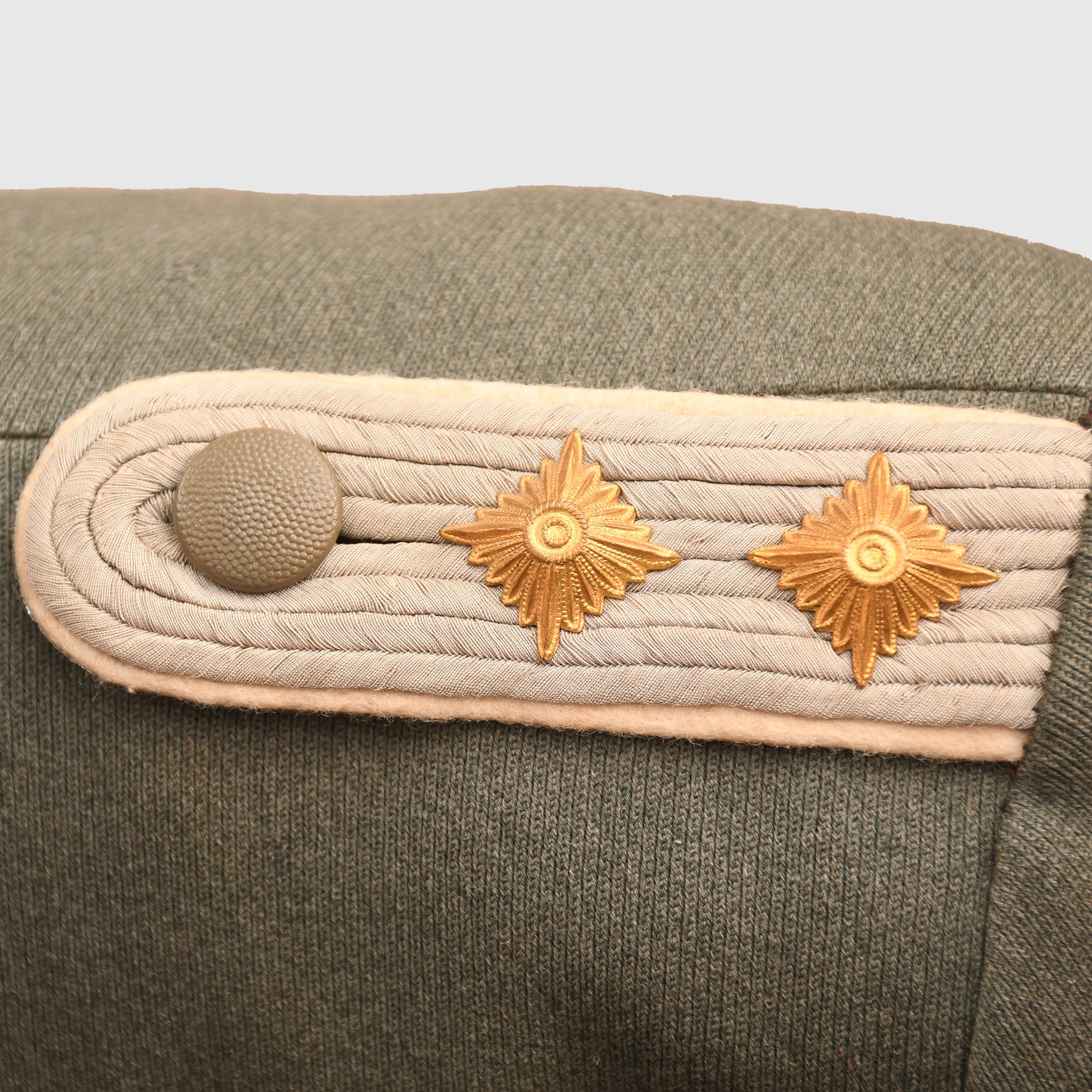 GERMAN WWII COMPLETE INFANTRY HAUPTMANN’S COMBAT TUNIC AND VISOR CAP WITH MEDALS ATTACHED AND BELT