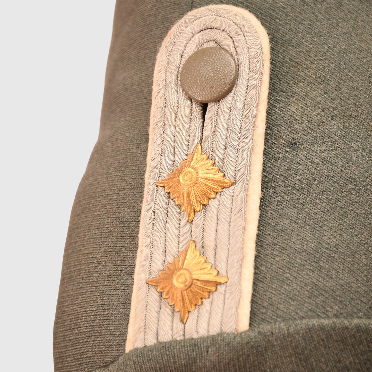 GERMAN WWII COMPLETE INFANTRY HAUPTMANN’S COMBAT TUNIC AND VISOR CAP WITH MEDALS ATTACHED AND BELT