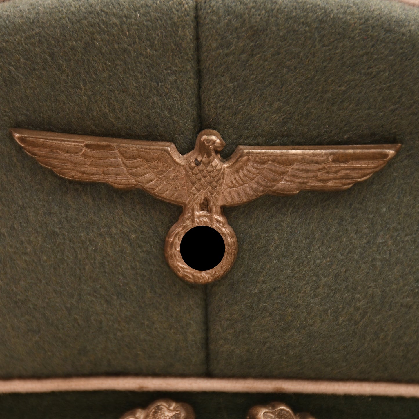 GERMAN WWII COMPLETE INFANTRY HAUPTMANN’S COMBAT TUNIC AND VISOR CAP WITH MEDALS ATTACHED AND BELT