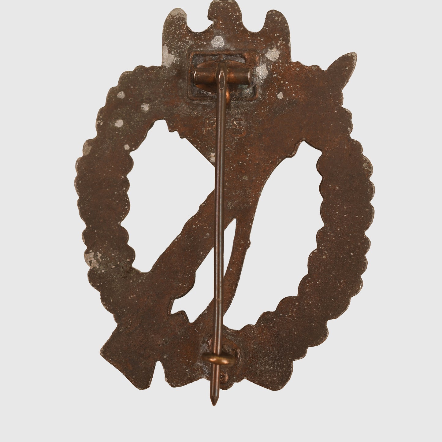 GERMAN WWII COMPLETE INFANTRY HAUPTMANN’S COMBAT TUNIC AND VISOR CAP WITH MEDALS ATTACHED AND BELT