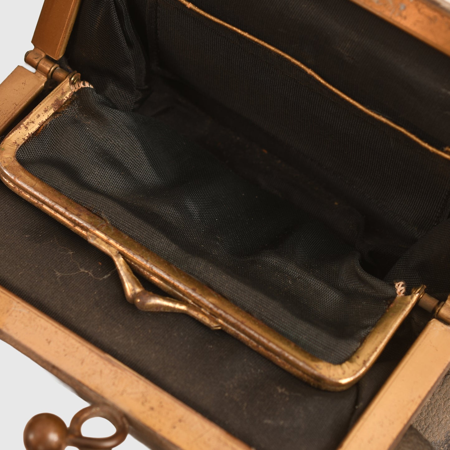 BRITISH WWII LADIES HANDBAG DISGUISED AS A GAS MASK HOLDER