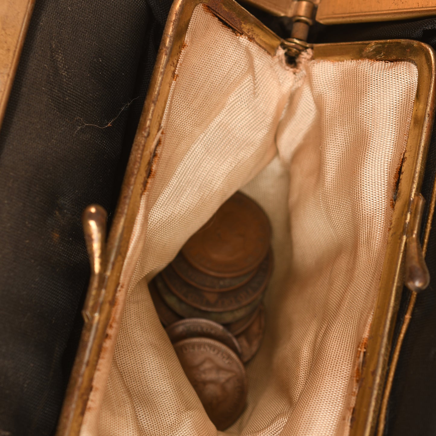 BRITISH WWII LADIES HANDBAG DISGUISED AS A GAS MASK HOLDER