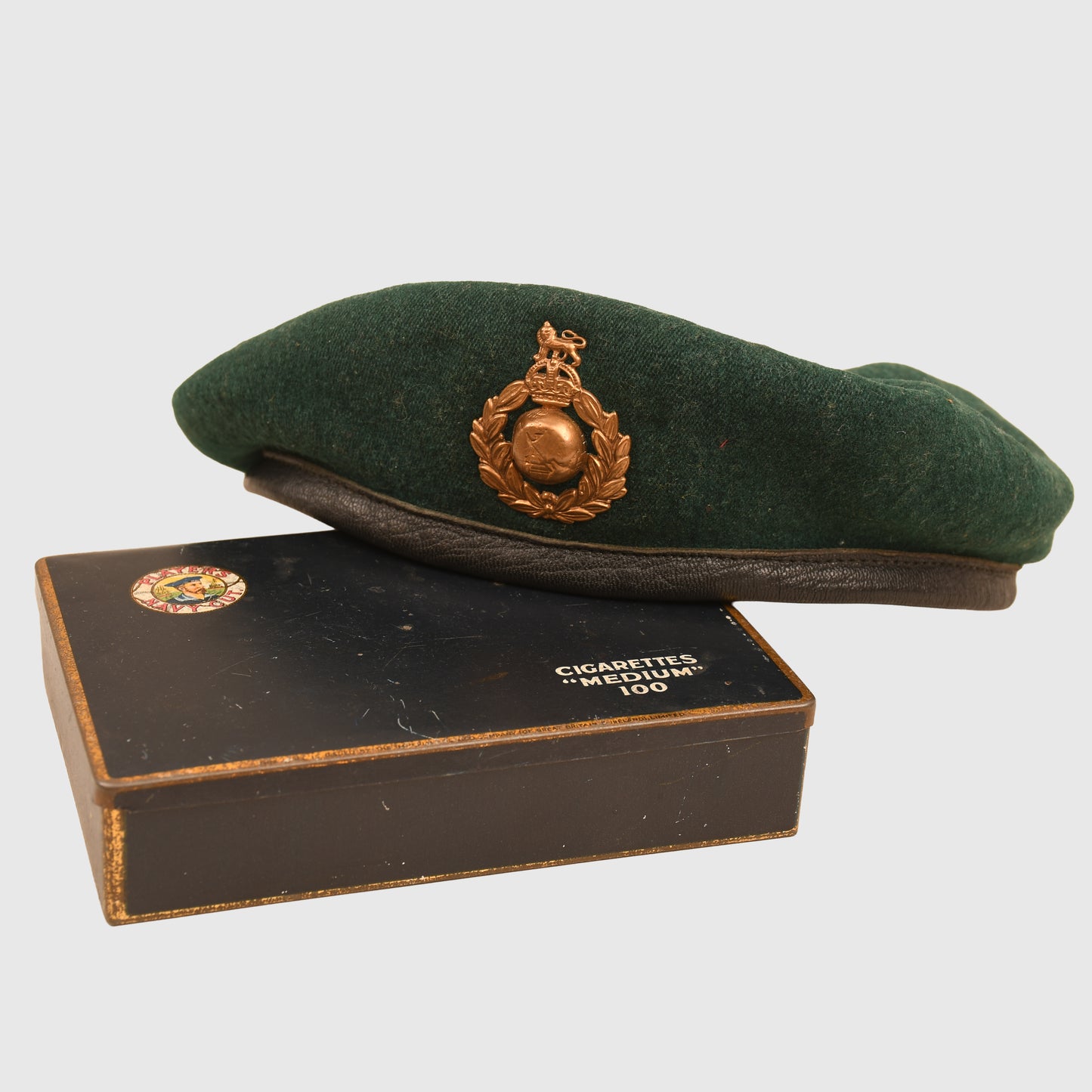 BRITISH WWII ROYAL MARINE COMMANDO BERET AND ARTEFACTS