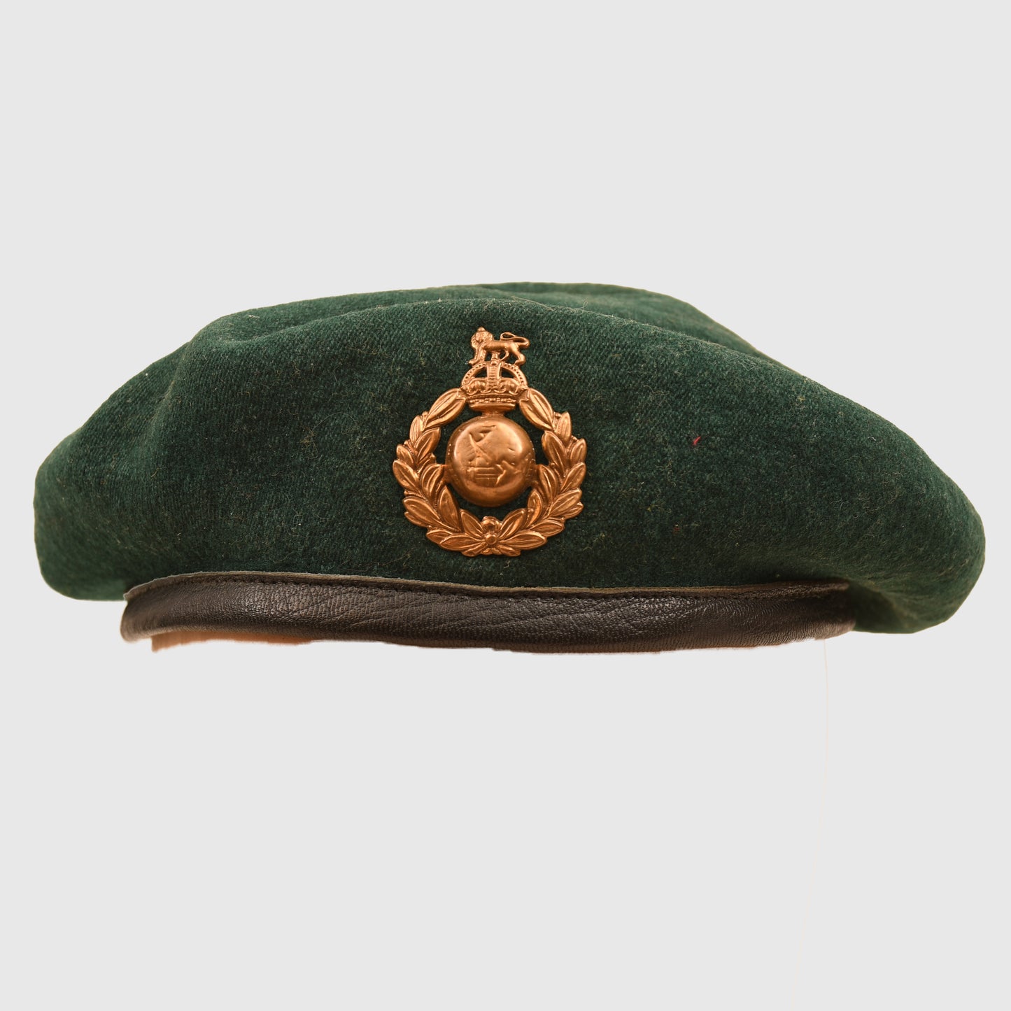 BRITISH WWII ROYAL MARINE COMMANDO BERET AND ARTEFACTS