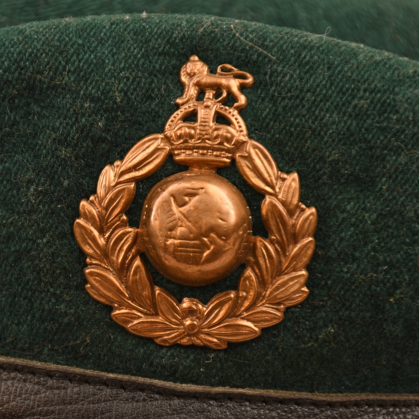 BRITISH WWII ROYAL MARINE COMMANDO BERET AND ARTEFACTS