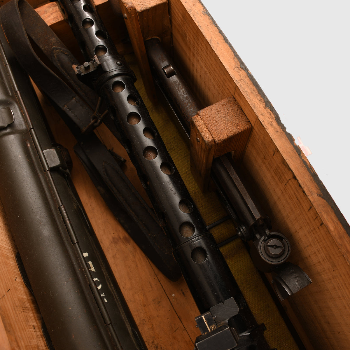 GERMAN WWII MG34 IN TRANSIT BOX WITH GUNNERS KIT AND ALL ACCESSORIES
