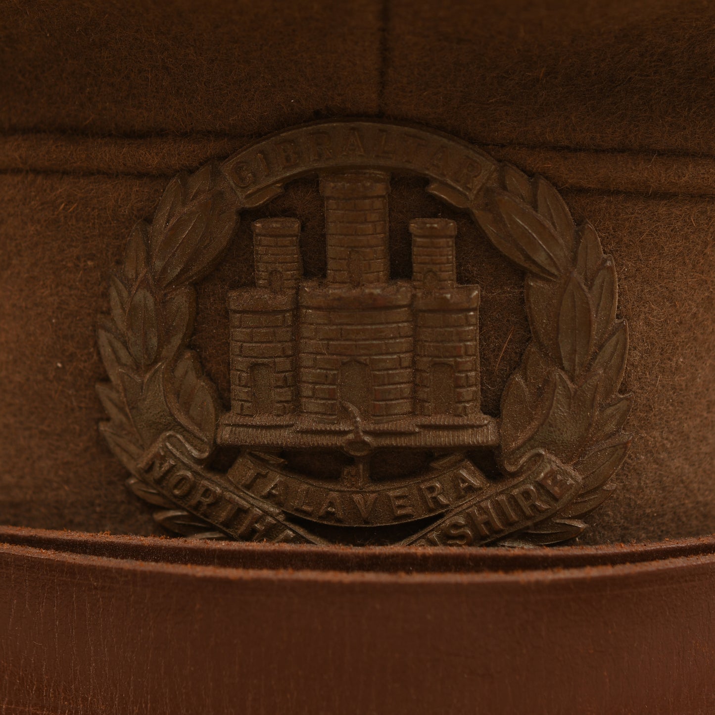 BRITISH WWII MID WAR PERIOD NORHAMPTONSHIRE REGIMENT OFFICERS VISOR CAP