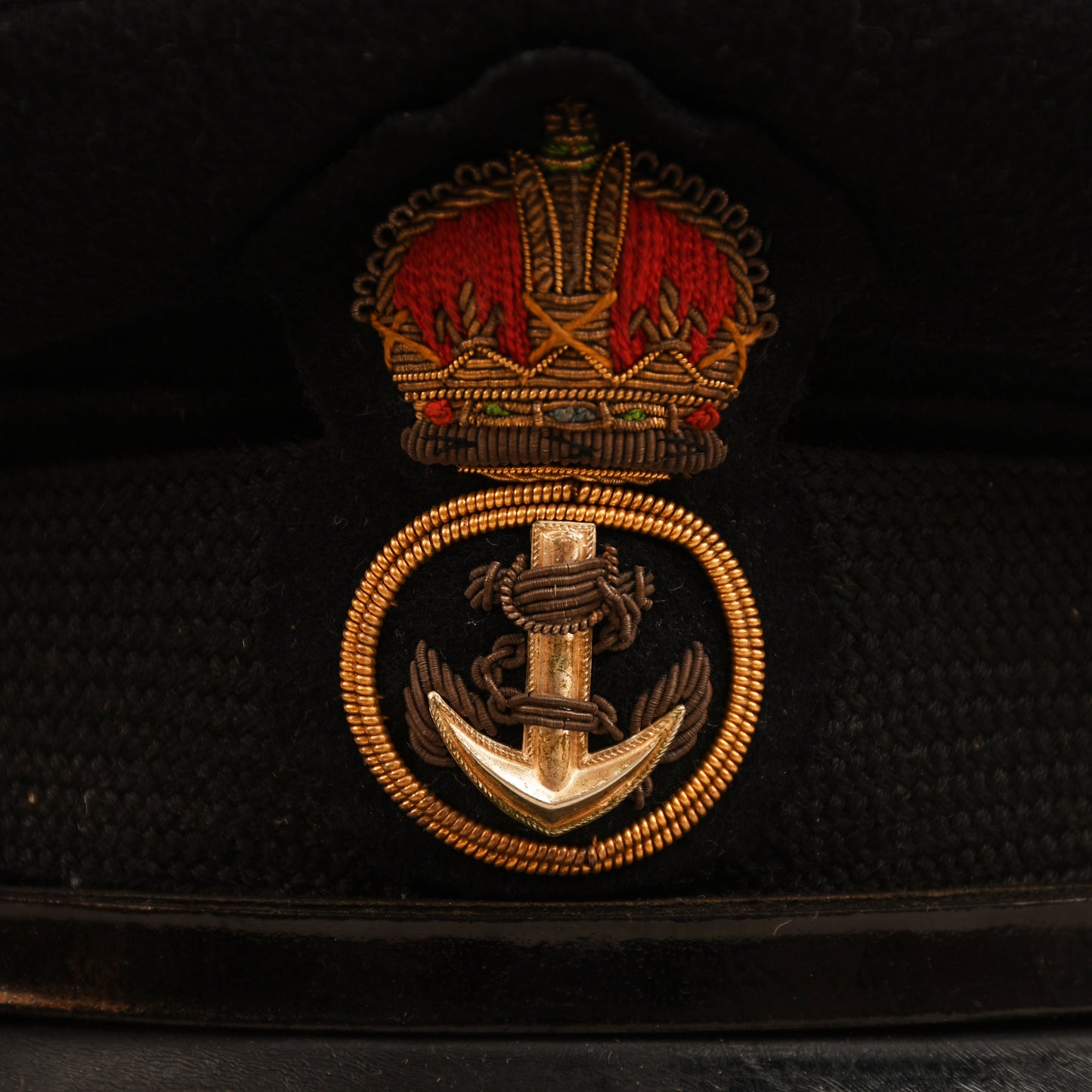BRITISH WWI ROYAL NAVY PETTY OFFICERS VISOR CAP IN ITS ORIGINAL TIN WITH INSIGNIA