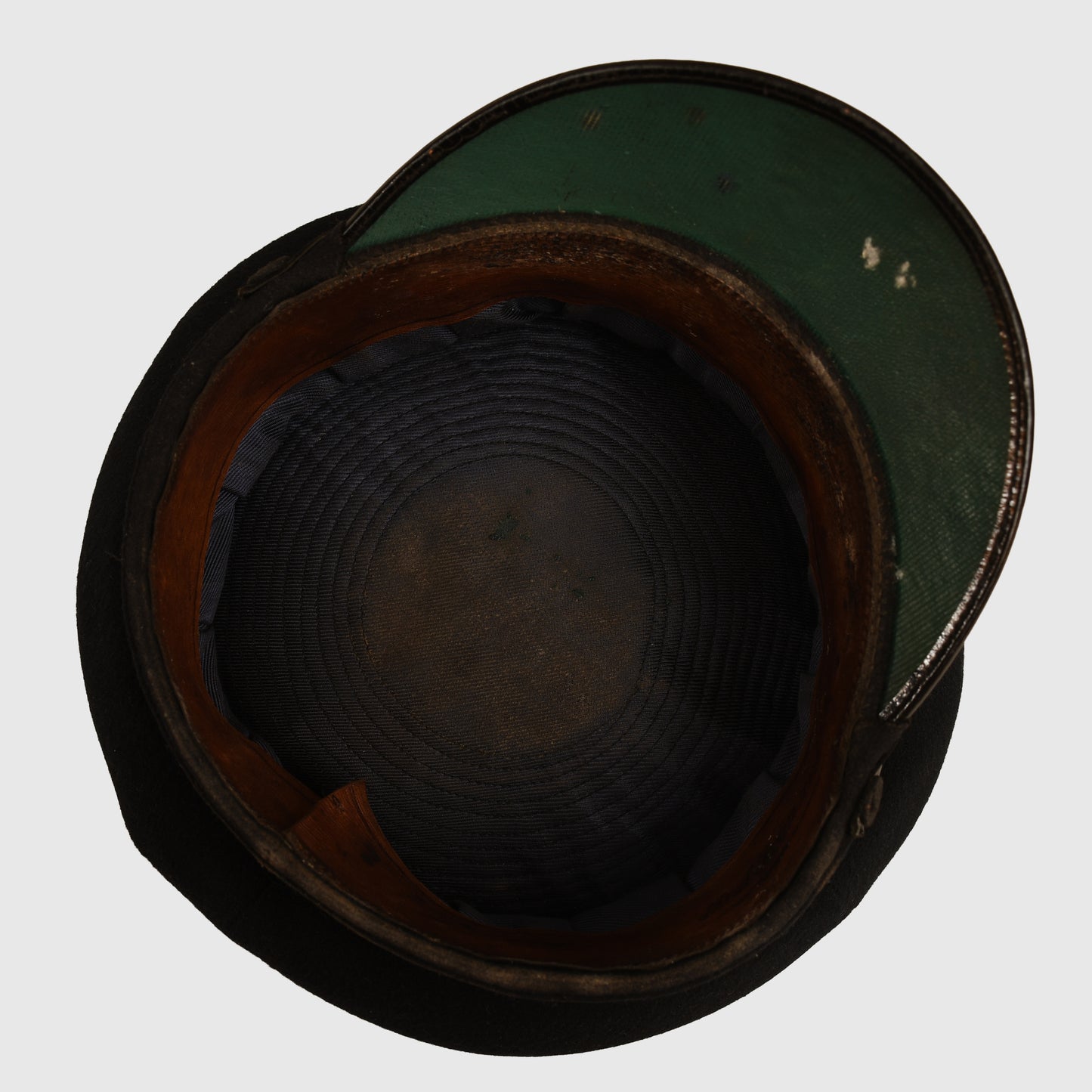 BRITISH WWI ROYAL NAVY PETTY OFFICERS VISOR CAP IN ITS ORIGINAL TIN WITH INSIGNIA