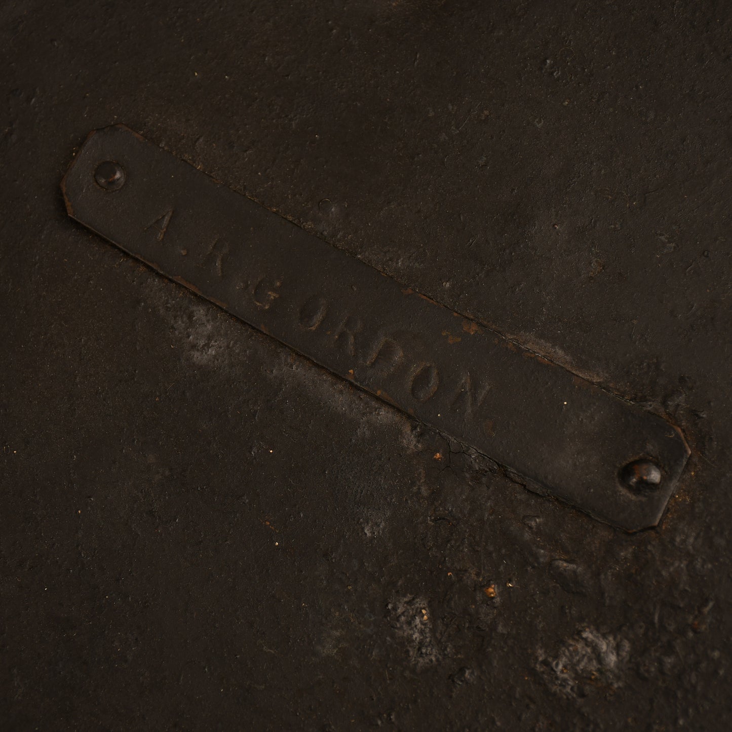 BRITISH WWI ROYAL NAVY PETTY OFFICERS VISOR CAP IN ITS ORIGINAL TIN WITH INSIGNIA