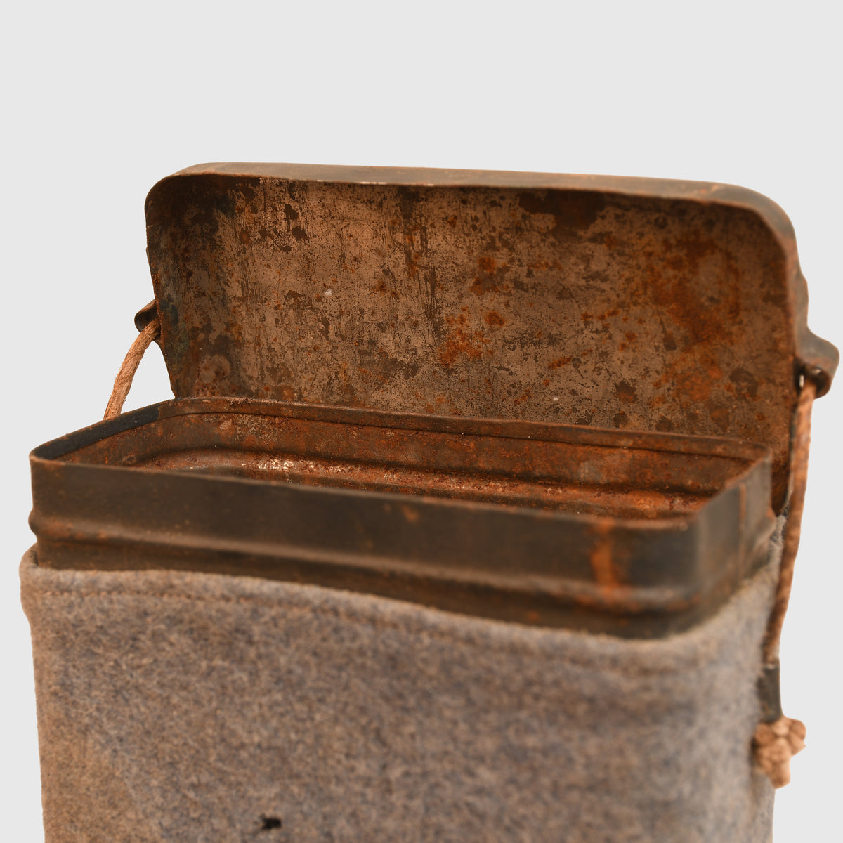 FRENCH WWI M2 GAS MASK TIN AND COVER