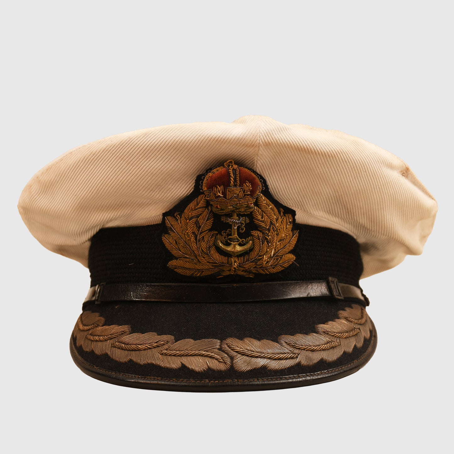 BRITISH WWII ROYAL NAVY CAPTAIN OR COMMANDERS WHITE TOP VISOR CAP