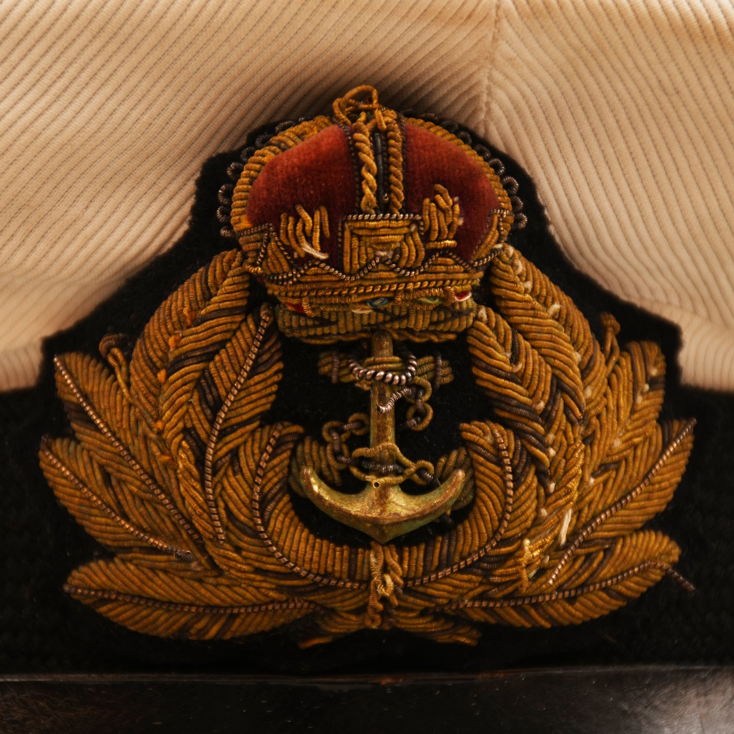 BRITISH WWII ROYAL NAVY CAPTAIN OR COMMANDERS WHITE TOP VISOR CAP