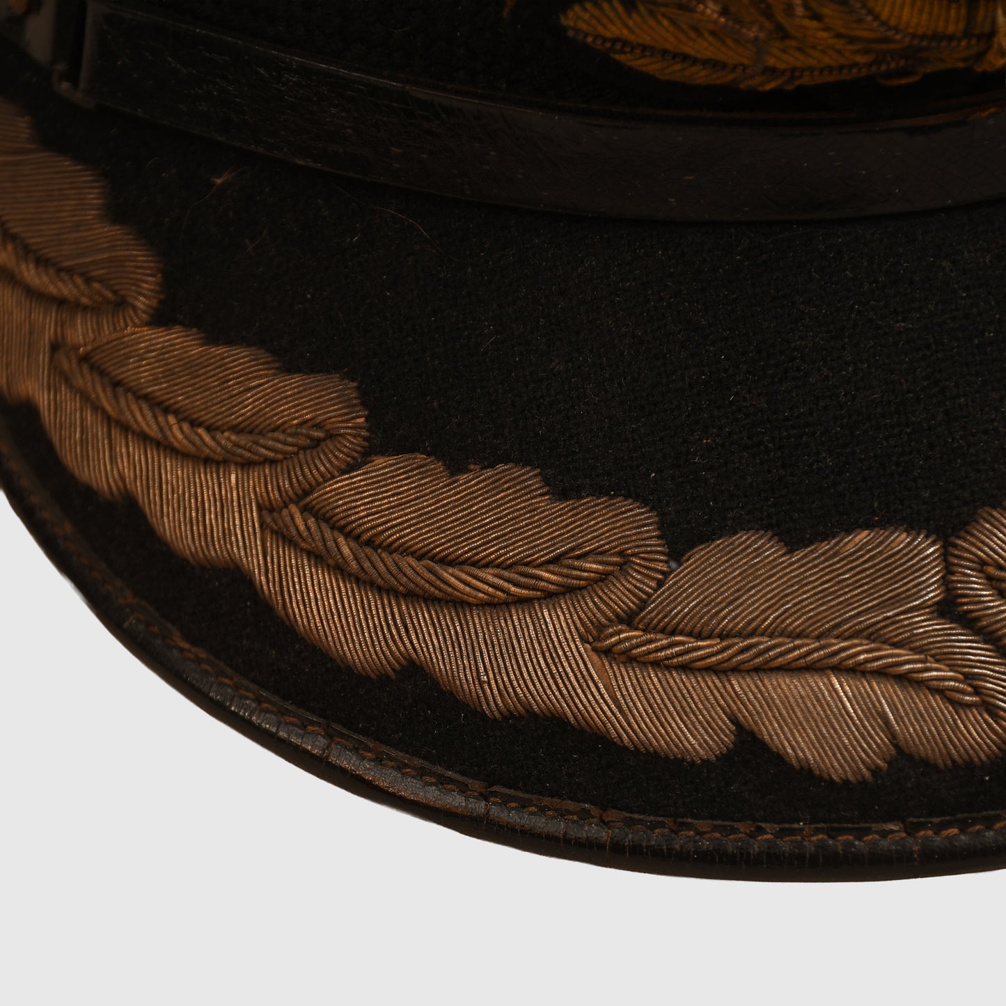 BRITISH WWII ROYAL NAVY CAPTAIN OR COMMANDERS WHITE TOP VISOR CAP