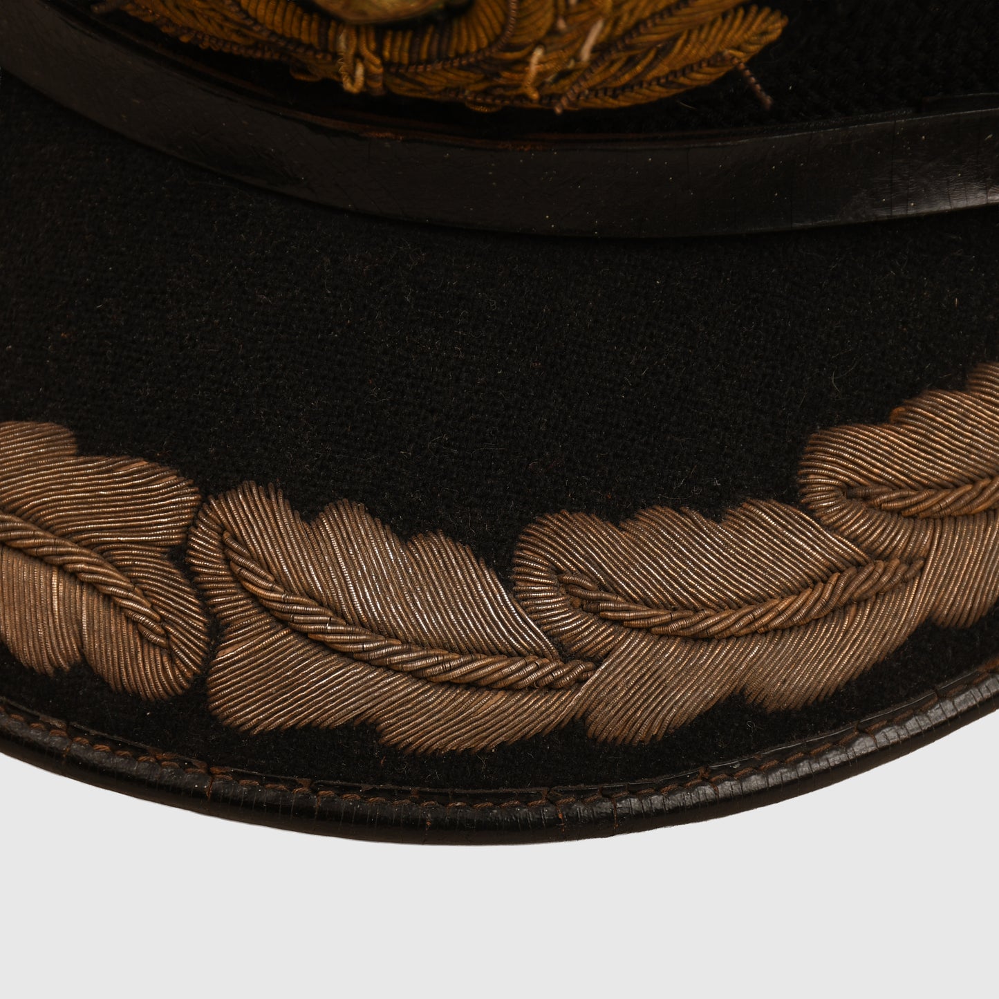 BRITISH WWII ROYAL NAVY CAPTAIN OR COMMANDERS WHITE TOP VISOR CAP
