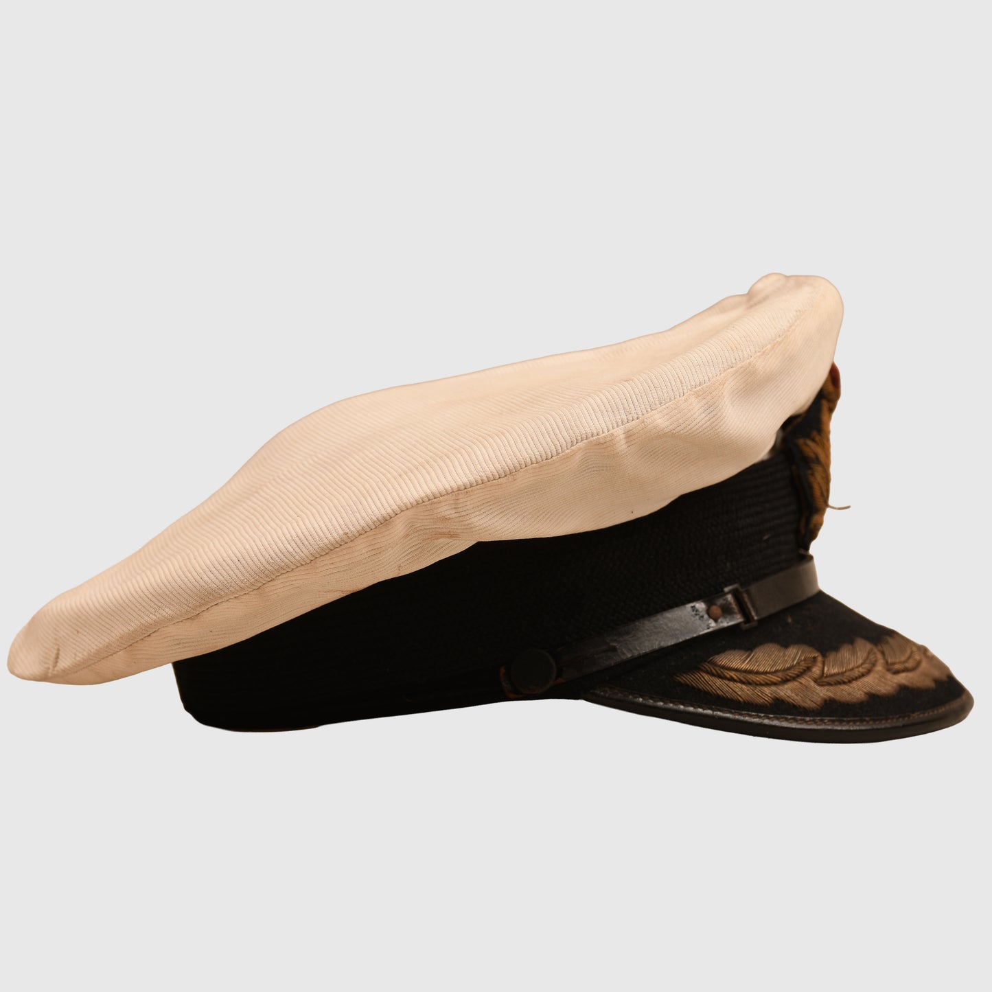 BRITISH WWII ROYAL NAVY CAPTAIN OR COMMANDERS WHITE TOP VISOR CAP