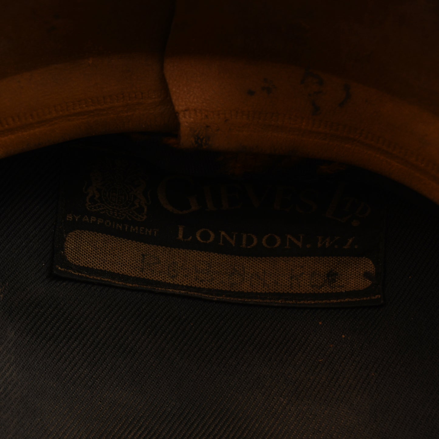 BRITISH WWII ROYAL NAVY CAPTAIN OR COMMANDERS WHITE TOP VISOR CAP